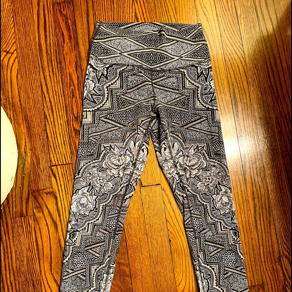 Lululemon black and white size 6 leggings